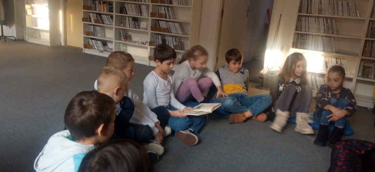 Čítanie psíkom v mestskej knižnici