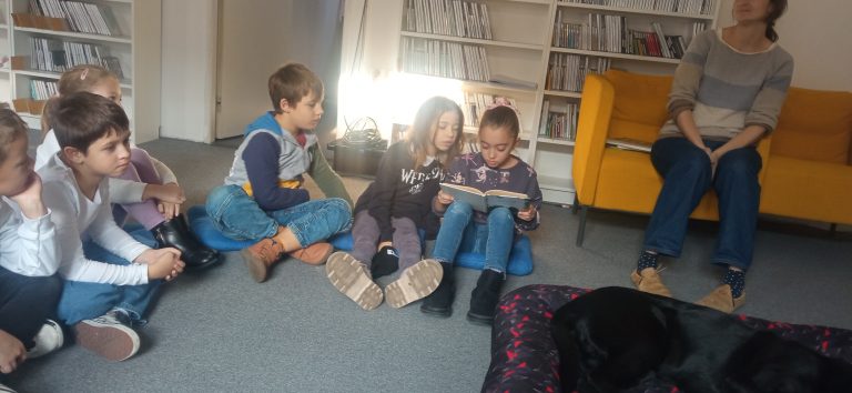 Čítanie psíkom v mestskej knižnici