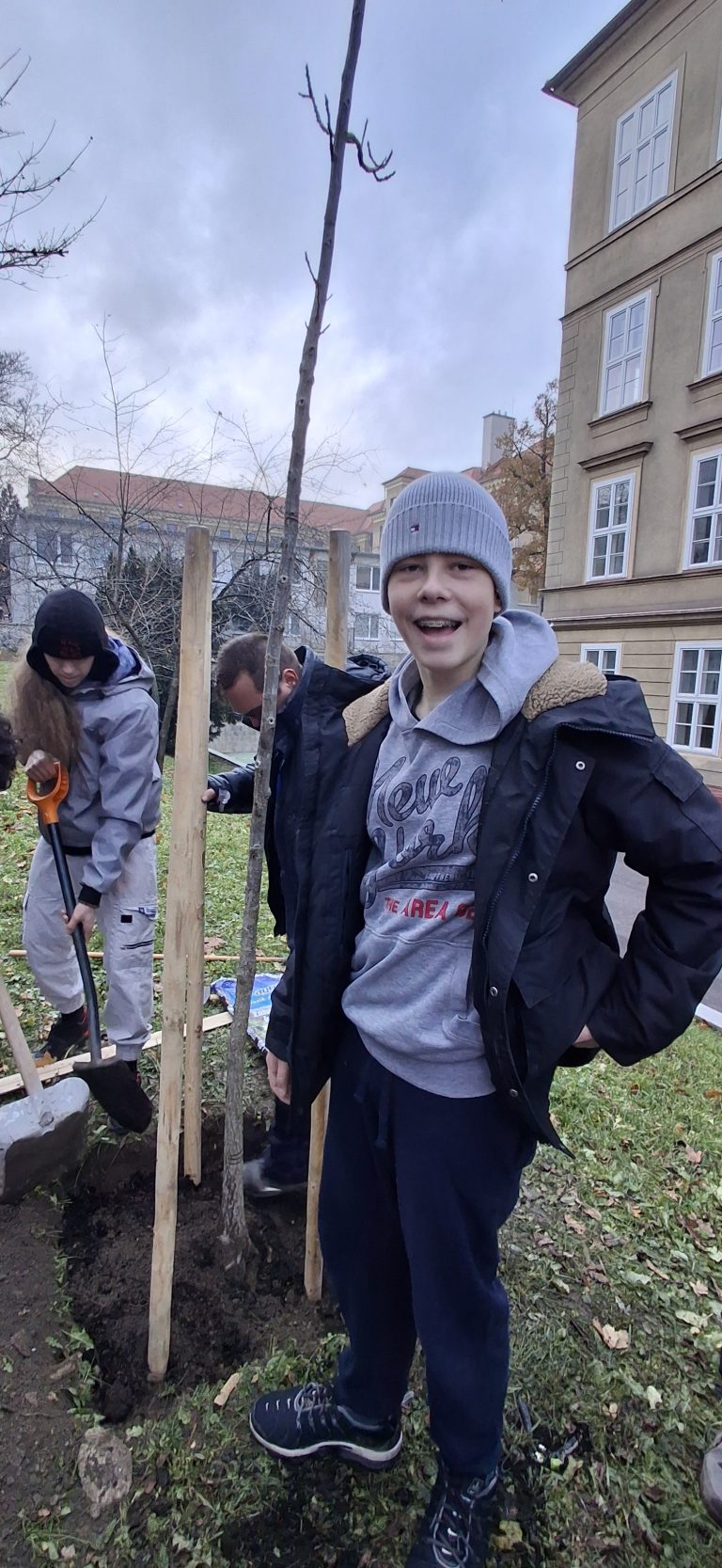 Zasaď strom – Plant a Tree