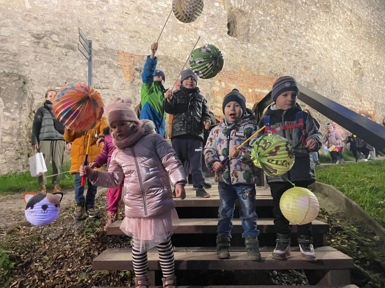 Lampiónový sprievod Žabiek a Sovičiek ako oslava Dňa materských škôl