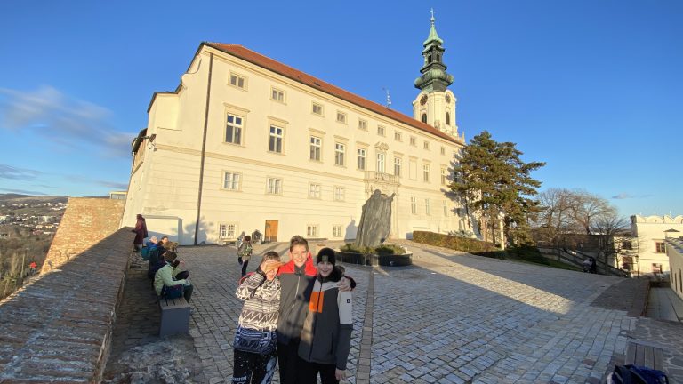 S turistickým krúžkom na Zobor a do Nitry. Vianočné mestečko