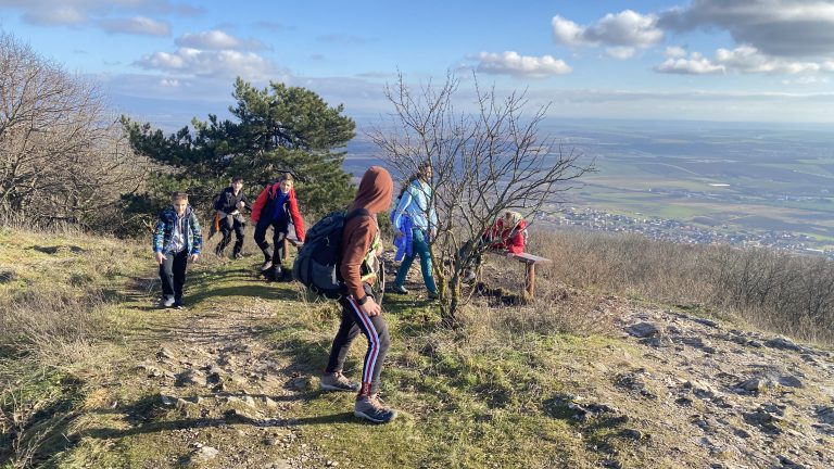 S turistickým krúžkom na Zobor a do Nitry. Vianočné mestečko