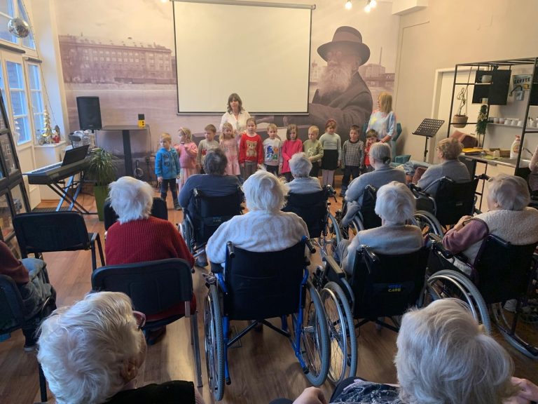 Sovičky vinšujú starkým v Domove seniorov