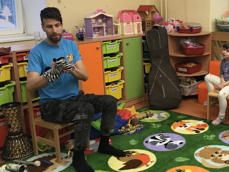 Žabky a Sovičky opäť spoznávajú netradičné hudobné nástroje