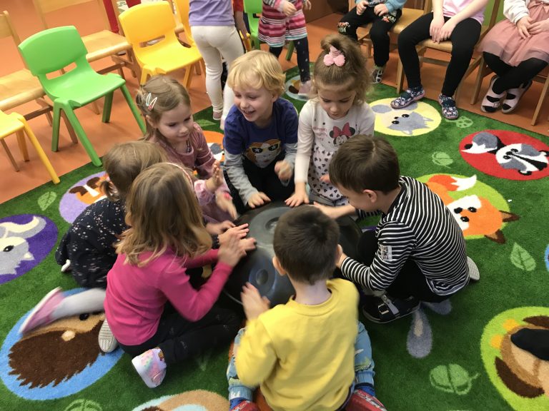 Žabky a Sovičky opäť spoznávajú netradičné hudobné nástroje