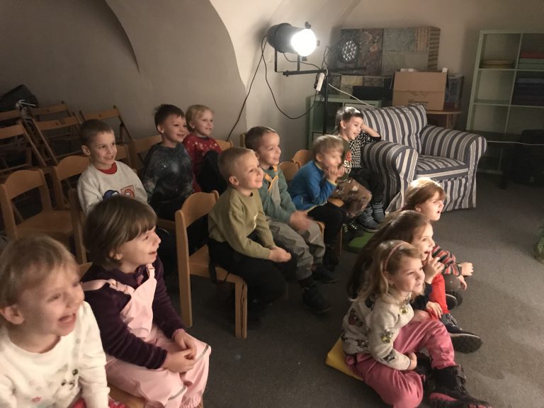 Škôlkari na divadelnom predstavení divadla ŠiBe v Bibiane