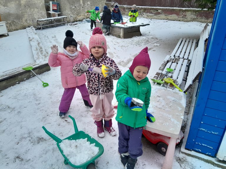 Radosť škôlkarov zo snehovej nádielky