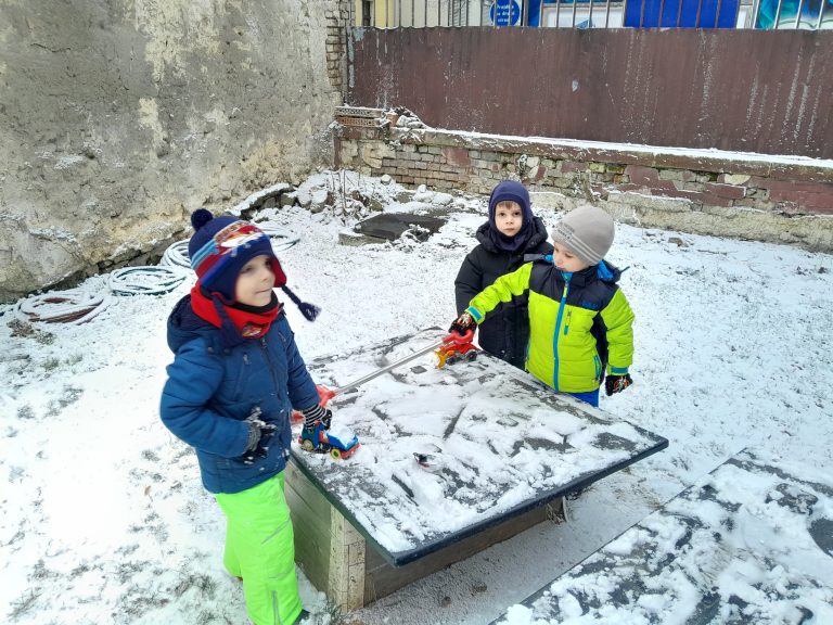 Radosť škôlkarov zo snehovej nádielky