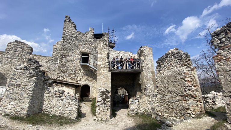 S turistickým krúžkom na hrad Tematín