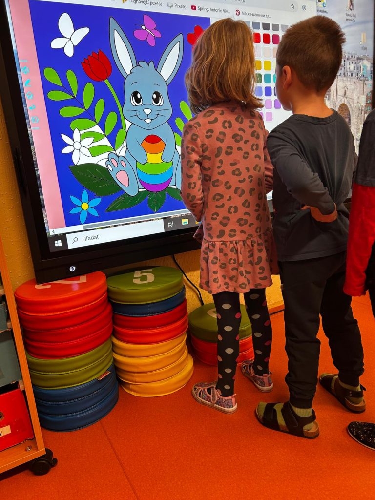 Hľadanie veľkonočných vajíčok v materskej škole