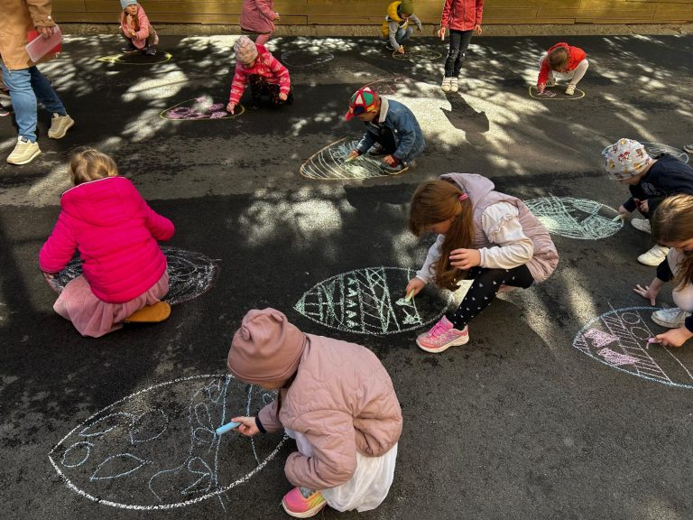 Hľadanie veľkonočných vajíčok v materskej škole