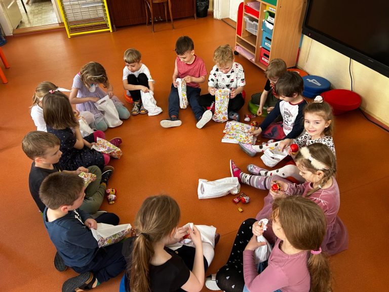 Hľadanie veľkonočných vajíčok v materskej škole