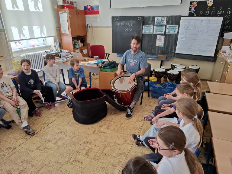 Interaktívna bubnovačka v 2.B