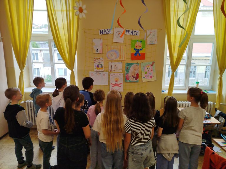 Novorodenec očami detí – výnimočná výstava kresieb žiakov našej školy