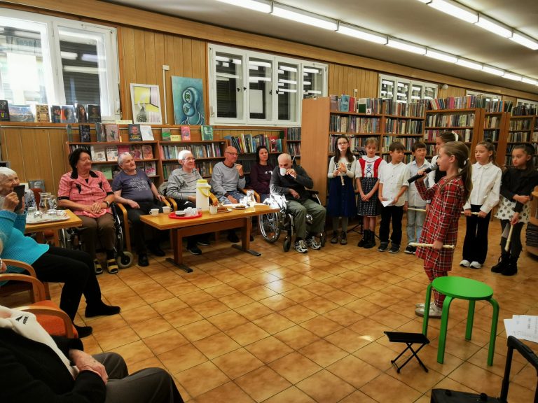 Vystúpenie pre seniorov v Staromestskej knižnici