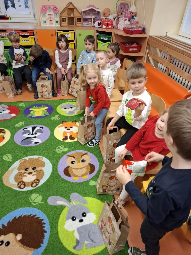 Mikuláš s anjelom a čertom navštívili materskú školu
