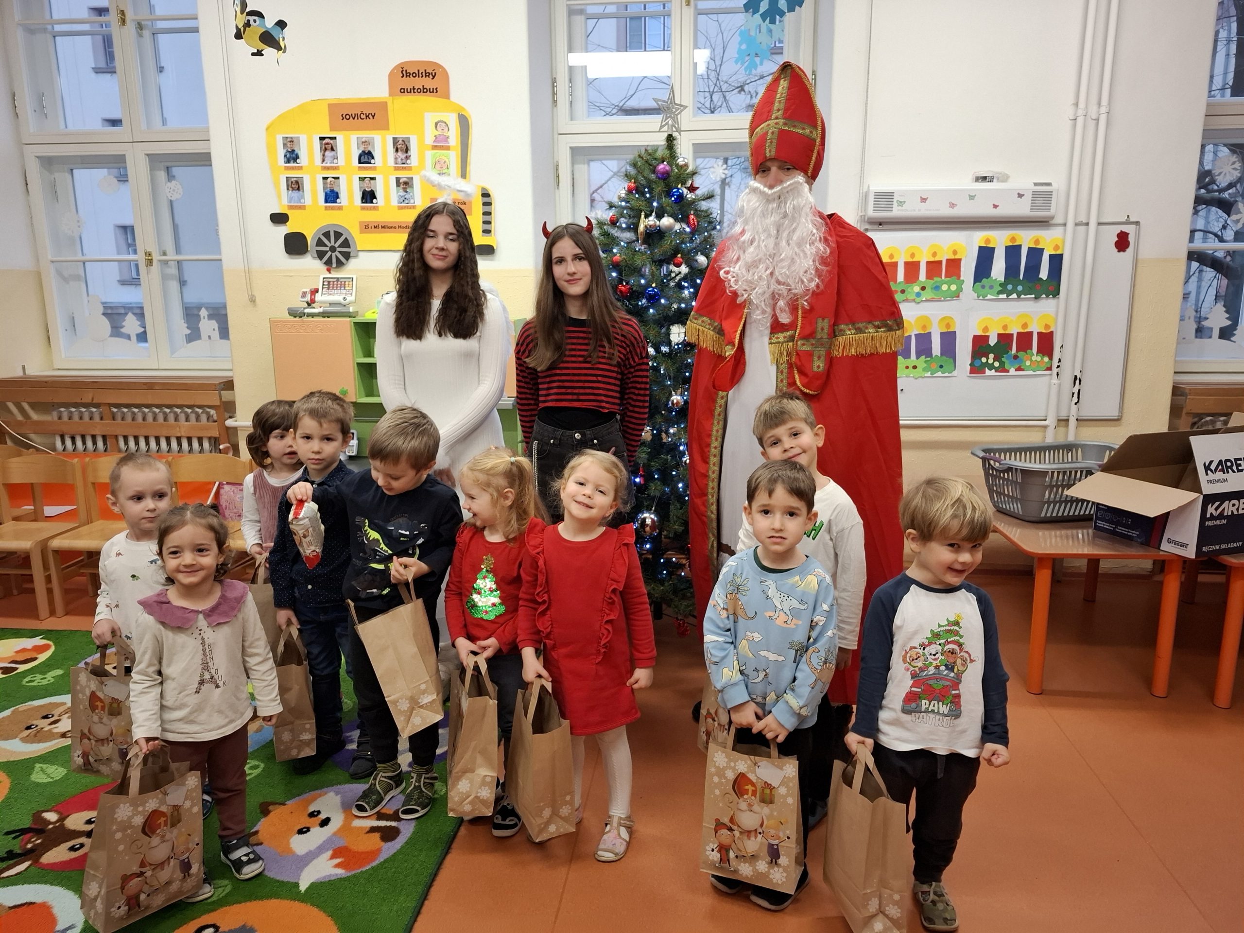 Mikuláš s anjelom a čertom navštívili materskú školu