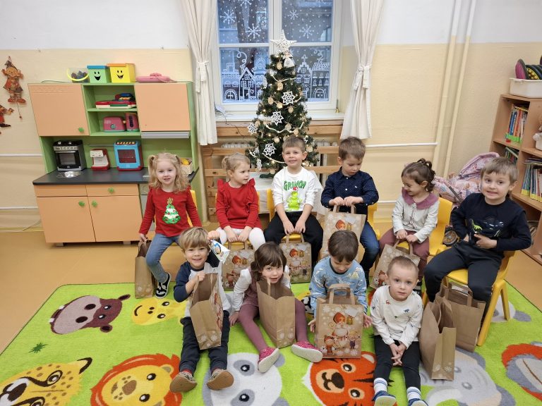 Mikuláš s anjelom a čertom navštívili materskú školu