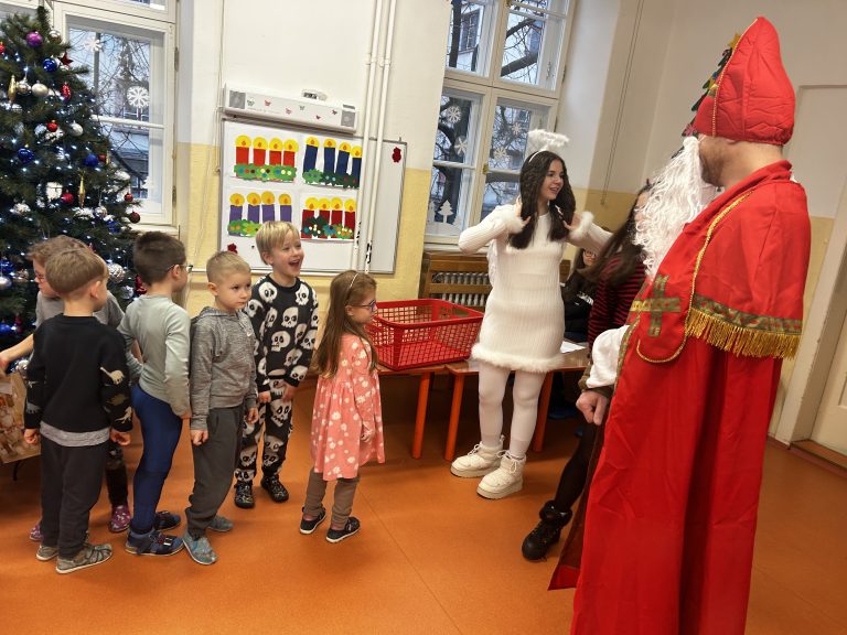 Mikuláš s anjelom a čertom navštívili materskú školu