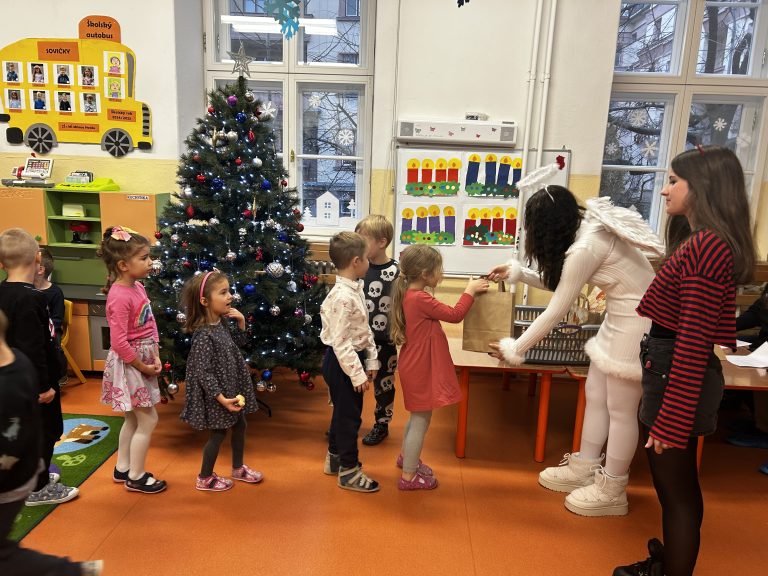Mikuláš s anjelom a čertom navštívili materskú školu