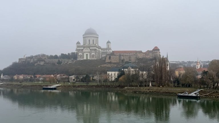 S turistickým krúžkom zo Slovenska do Maďarska. Vianočné trhy v Ostrihome.