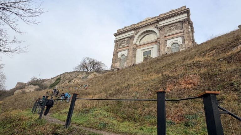 S turistickým krúžkom zo Slovenska do Maďarska. Vianočné trhy v Ostrihome.