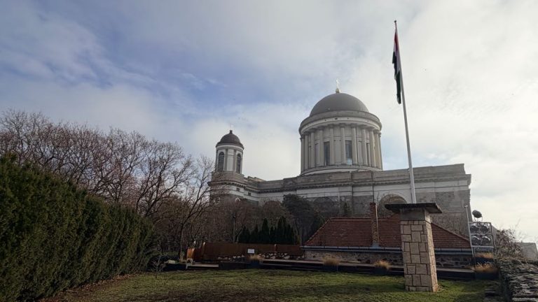S turistickým krúžkom zo Slovenska do Maďarska. Vianočné trhy v Ostrihome.