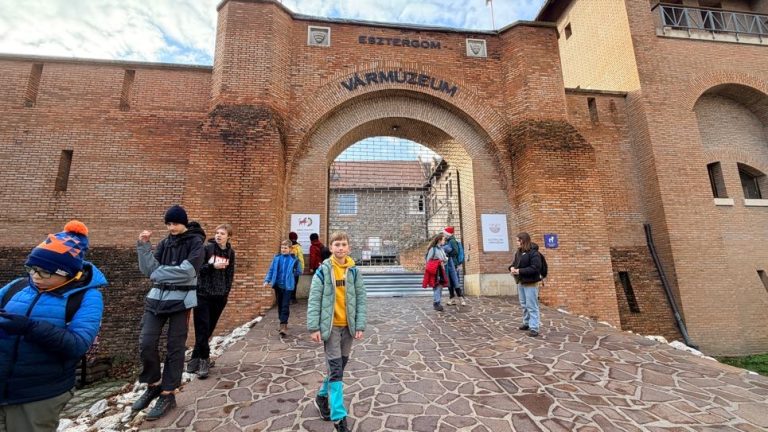 S turistickým krúžkom zo Slovenska do Maďarska. Vianočné trhy v Ostrihome.