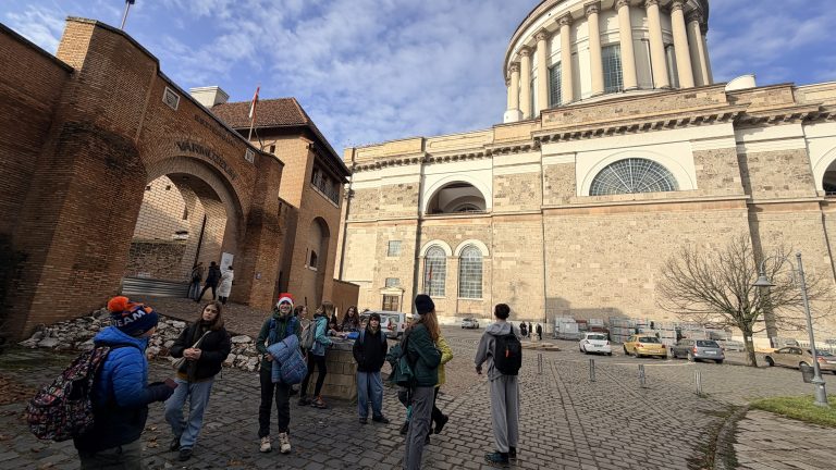 S turistickým krúžkom zo Slovenska do Maďarska. Vianočné trhy v Ostrihome.