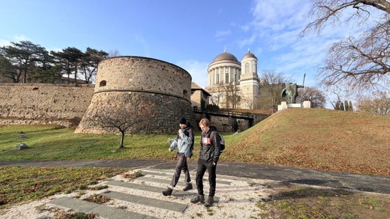 S turistickým krúžkom zo Slovenska do Maďarska. Vianočné trhy v Ostrihome.