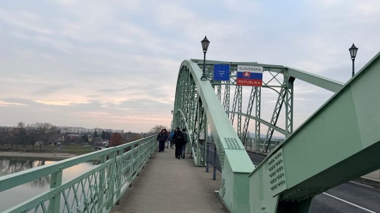 S turistickým krúžkom zo Slovenska do Maďarska. Vianočné trhy v Ostrihome.