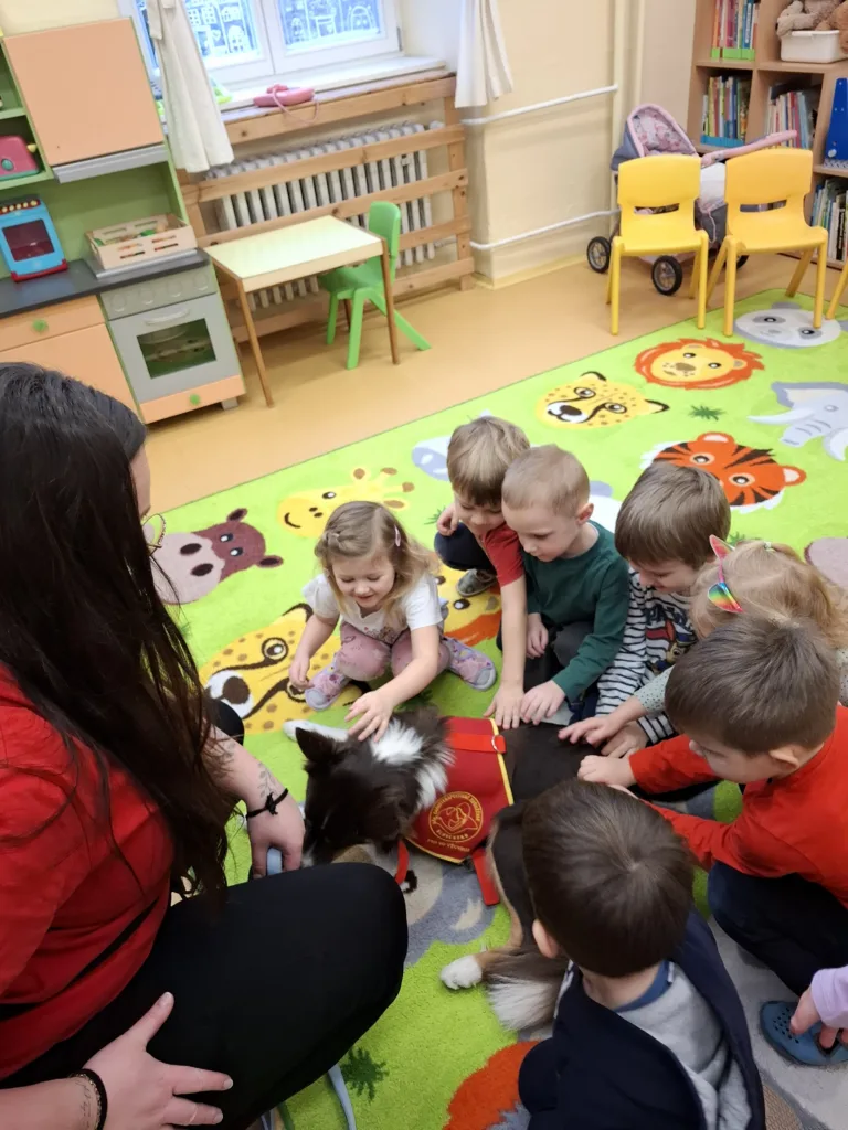 Návšteva psíka z Canisterapeutického združenia v materskej škole
