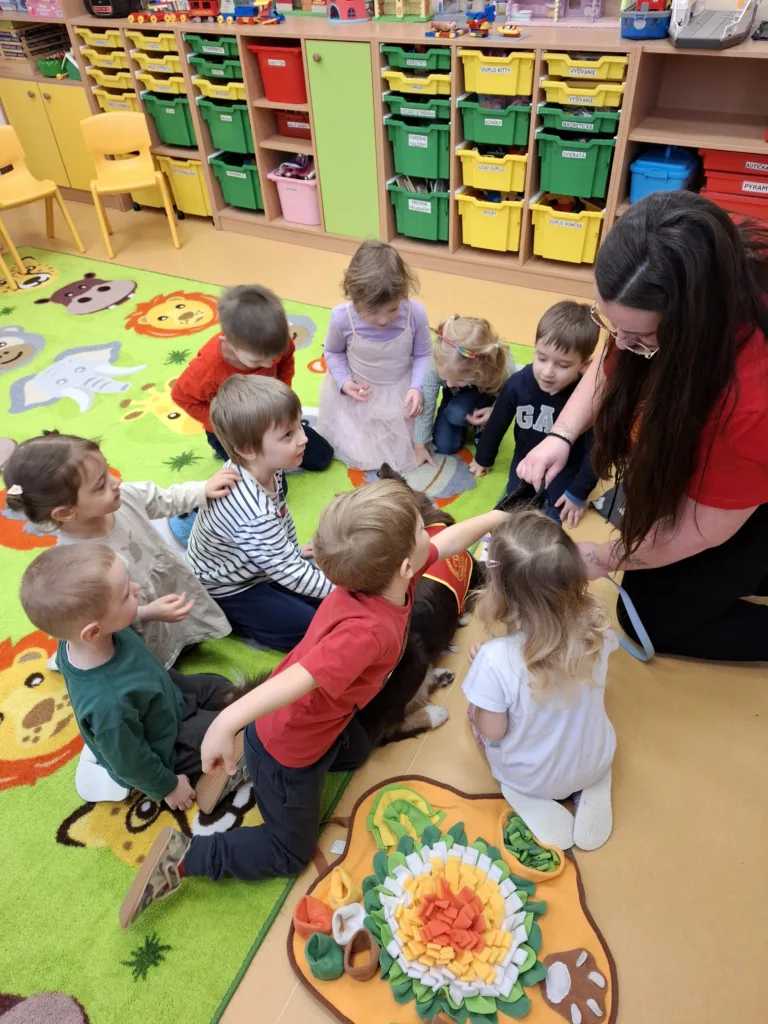 Návšteva psíka z Canisterapeutického združenia v materskej škole