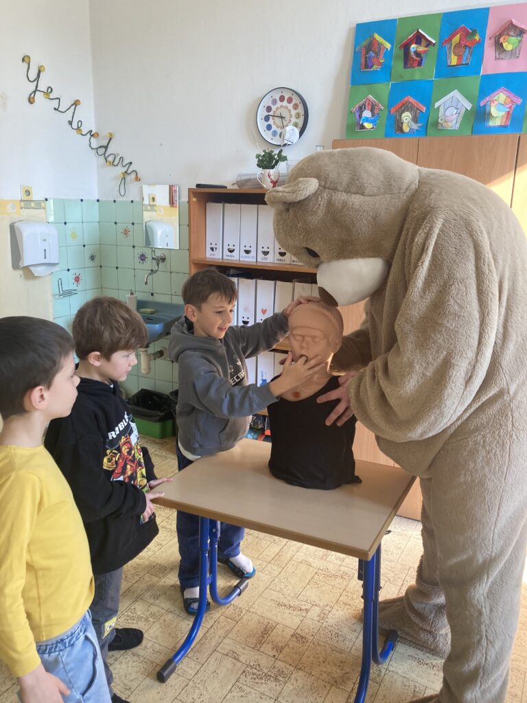 Prvá pomoc s mackom